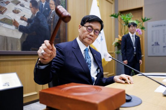 4月17日， 韩国央行行长李昌镛在首尔的央行总部召开货币政策会议。